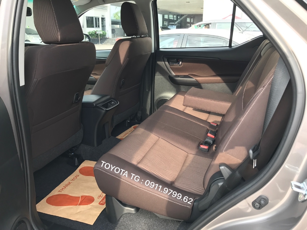FORTUNER máy dầu số sàn, màu đồng, có xe giao ngay. Ưu đãi tốt trong tháng 11.
