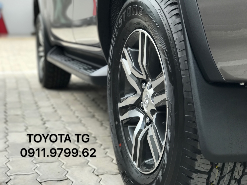 FORTUNER máy dầu số sàn, màu đồng, có xe giao ngay. Ưu đãi tốt trong tháng 11.