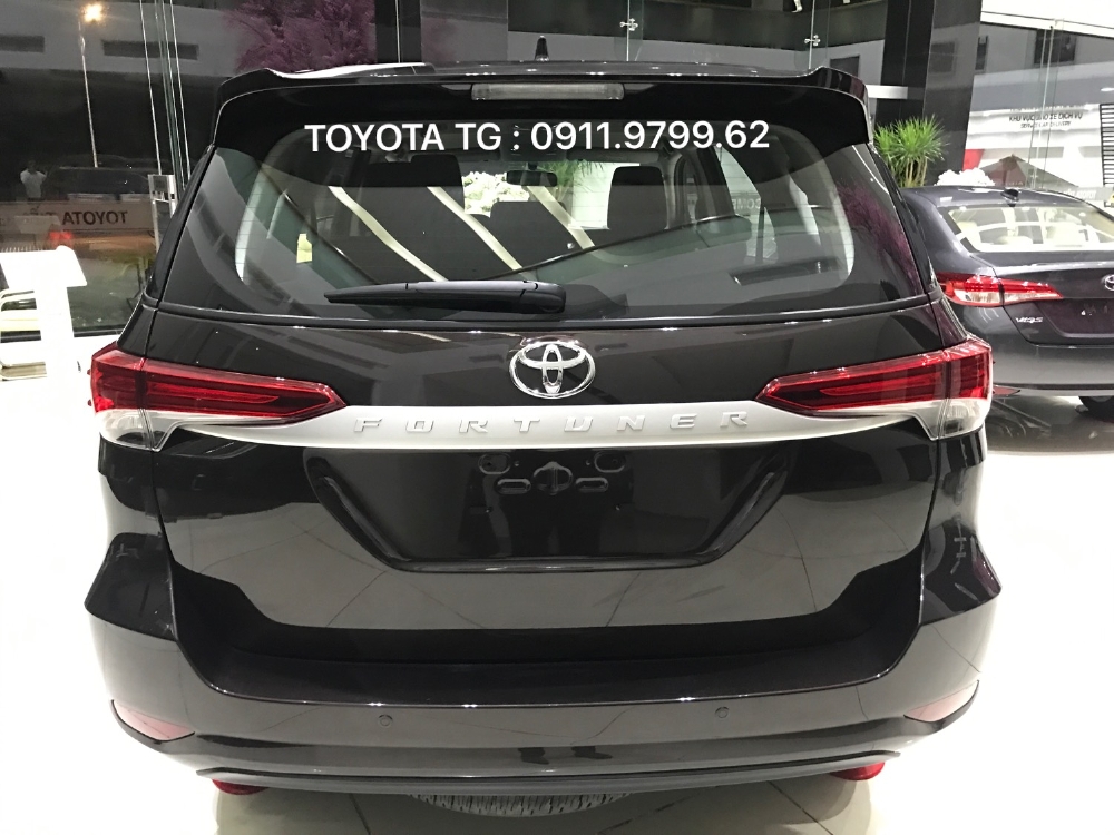 FORTUNER máy dầu số sàn, màu nâu giao ngay. Ưu đãi tốt trong tháng 11.