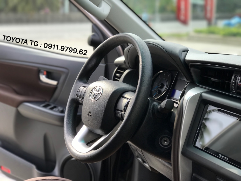 FORTUNER máy dầu số sàn, màu đồng, có xe giao ngay. Ưu đãi tốt trong tháng 11.