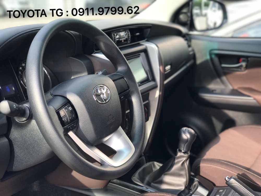 FORTUNER máy dầu số sàn, màu đồng, có xe giao ngay. Ưu đãi tốt trong tháng 11.