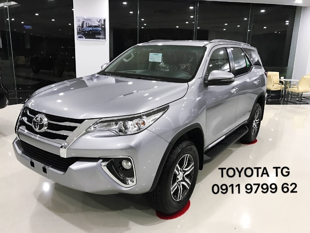 FORTUNER máy dầu số sàn, màu bạc giao ngay. Ưu đãi tốt trong tháng 11.