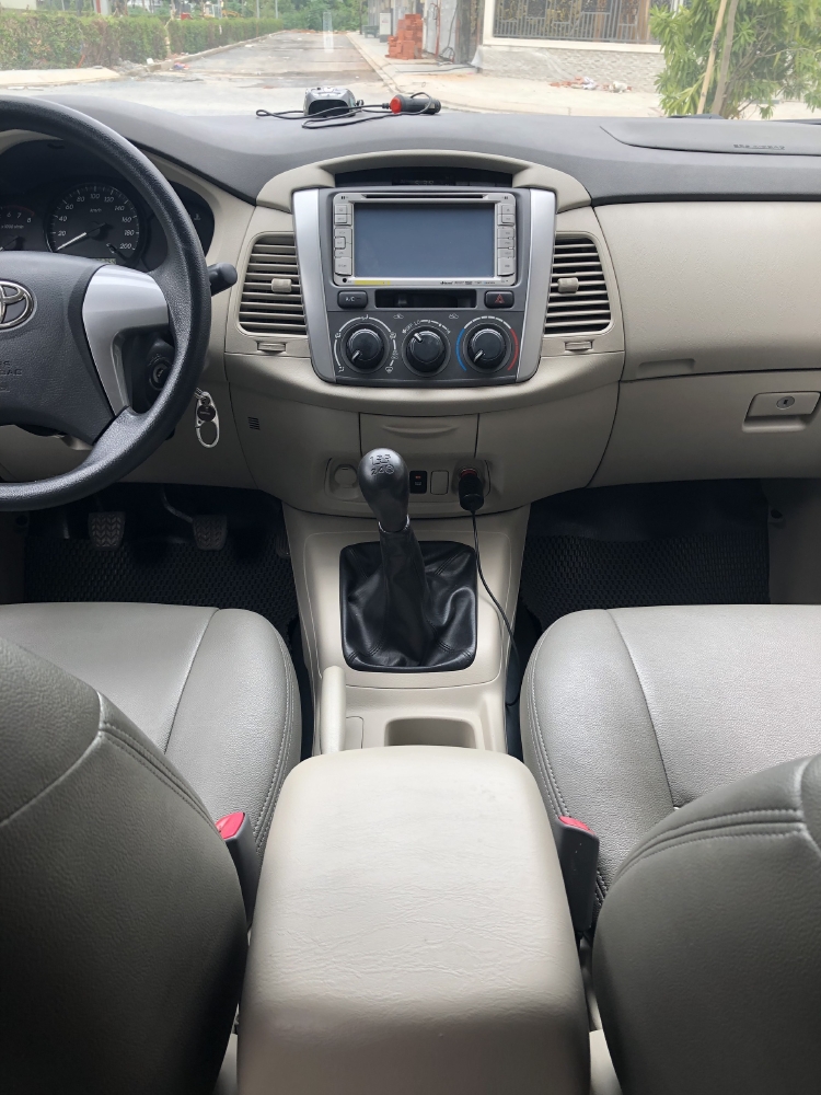 Cần Bán xe Toyota Innova 2.0E, Model 2015, màu Bạc!!
