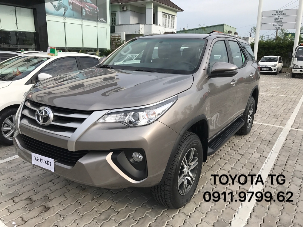 FORTUNER máy dầu số sàn, màu đồng, có xe giao ngay. Ưu đãi tốt trong tháng 11.