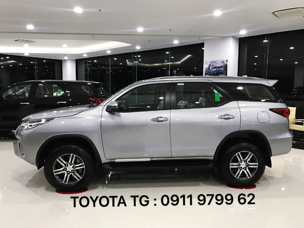 FORTUNER máy dầu số sàn, màu bạc giao ngay. Ưu đãi tốt trong tháng 11.