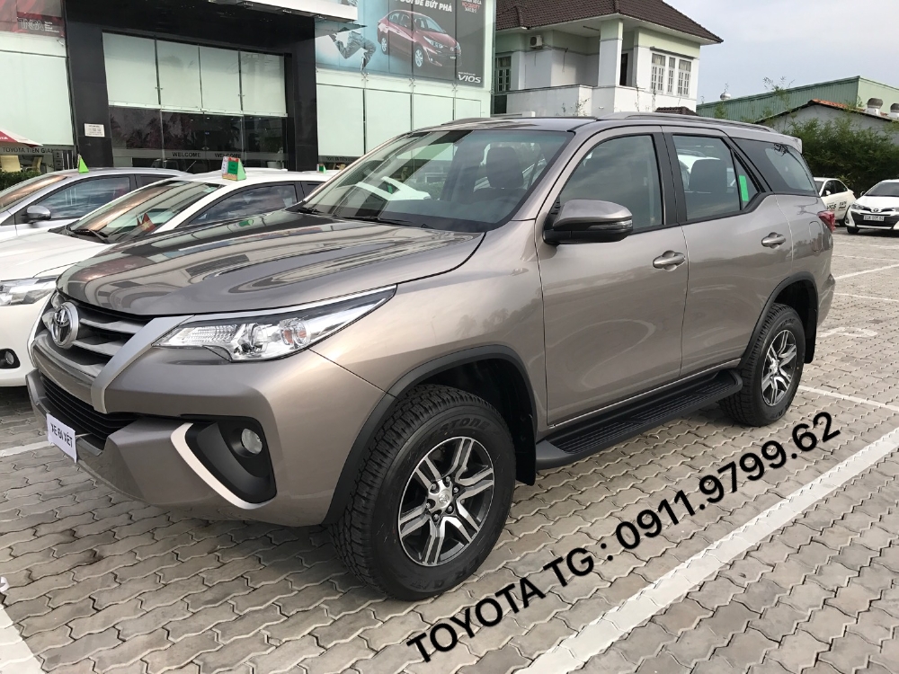 FORTUNER máy dầu số sàn, màu đồng, có xe giao ngay. Ưu đãi tốt trong tháng 11.