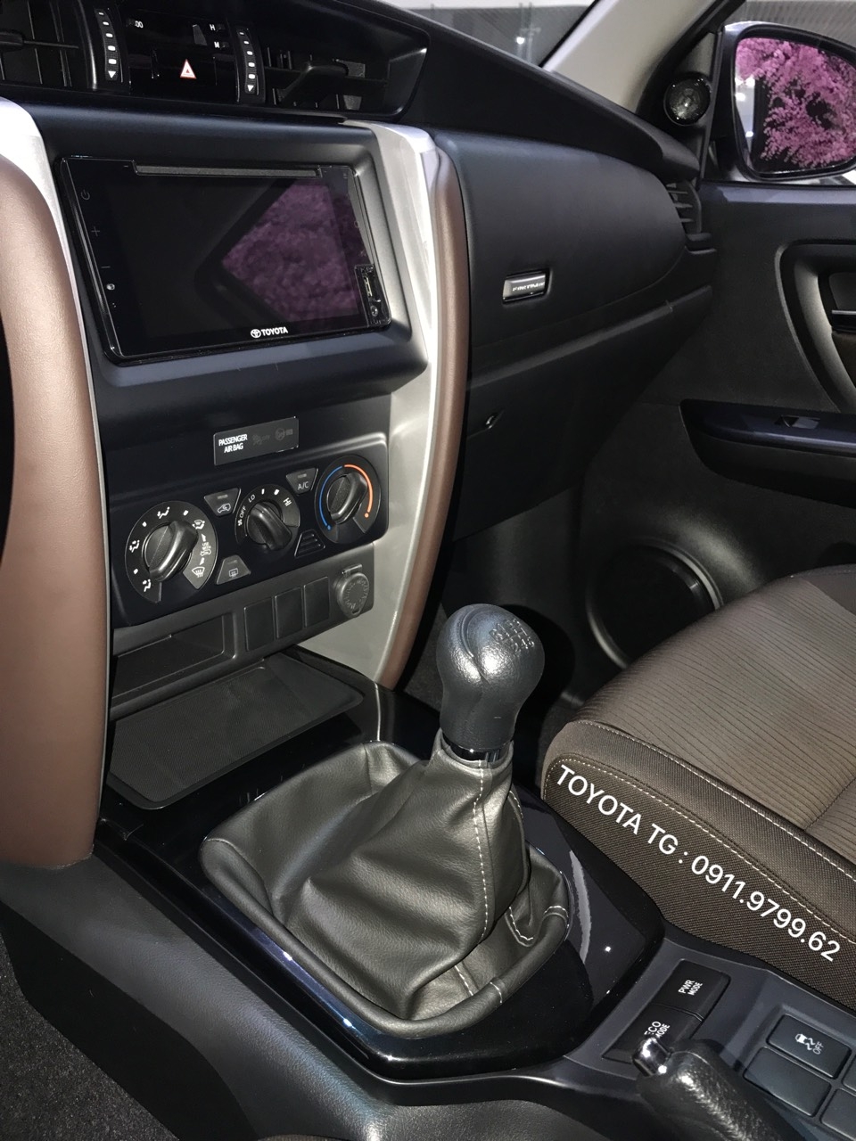 FORTUNER máy dầu số sàn, màu bạc giao ngay. Ưu đãi tốt trong tháng 11.