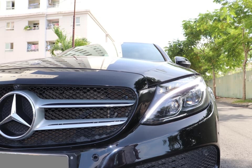 Bán Mercedes C300 AMG 2018 màu Đen full option.