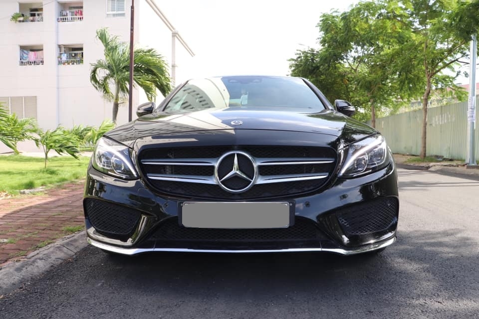Bán Mercedes C300 AMG 2018 màu Đen full option.
