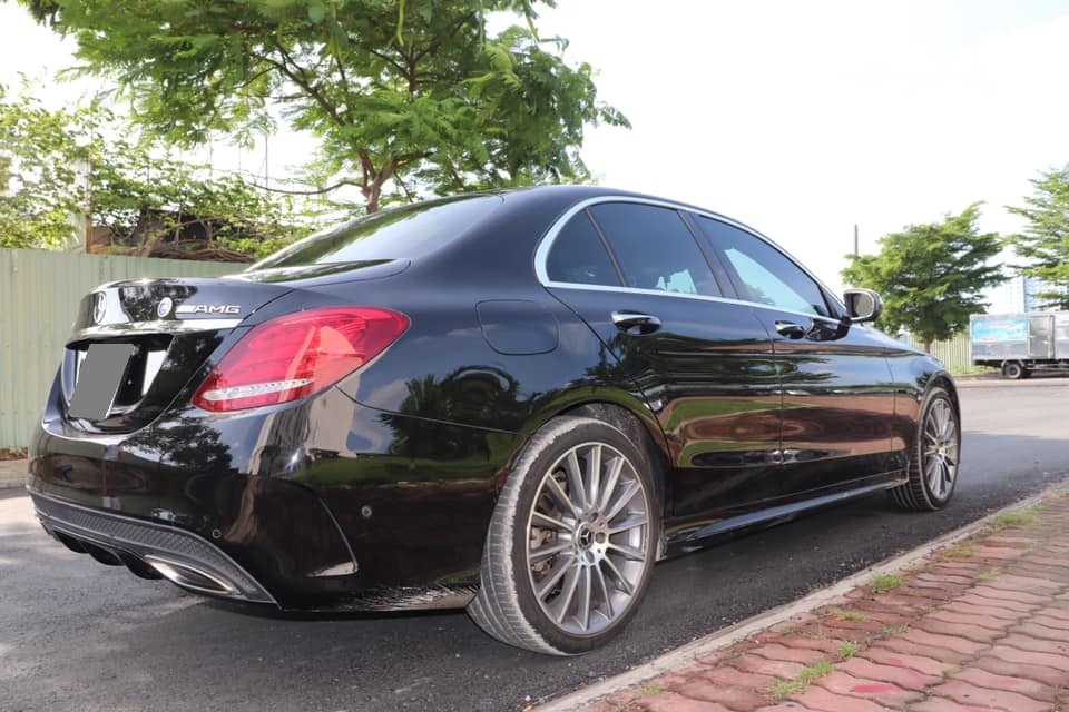 Bán Mercedes C300 AMG 2018 màu Đen full option.