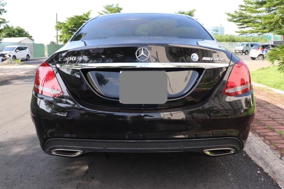 Bán Mercedes C300 AMG 2018 màu Đen full option.