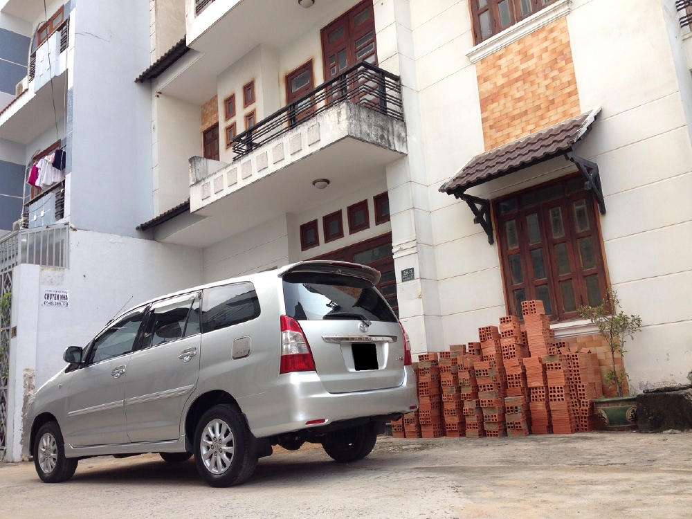Bán nhanh Innova 2012 số sàn màu Bạc xe zin nguyên như cọp