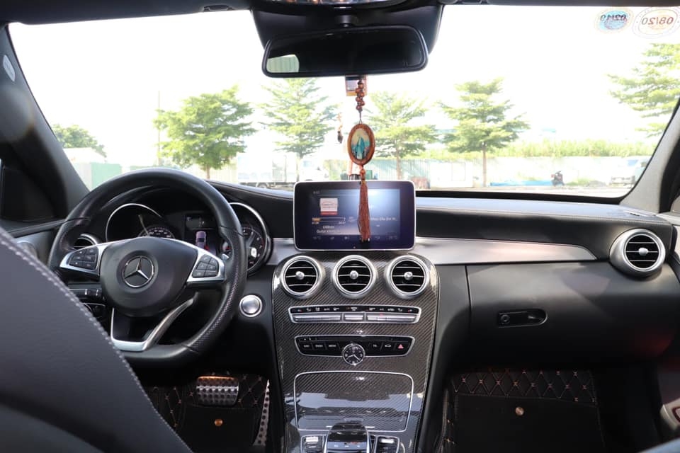 Bán Mercedes C300 AMG 2018 màu Đen full option.