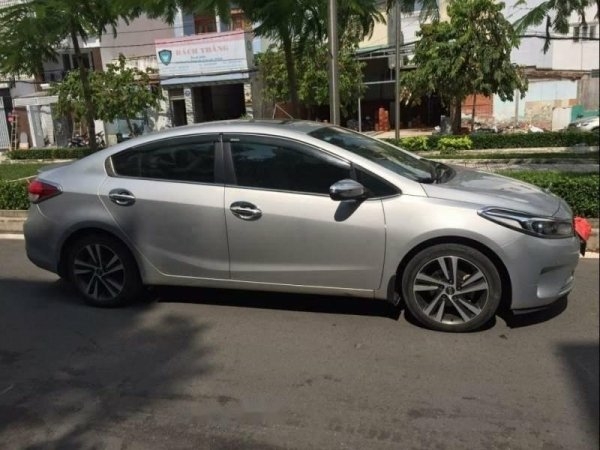 Bán Kia Cerato 2018 tự động màu Bạc xe đi chuẩn 9000 km