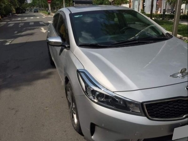 Bán Kia Cerato 2018 tự động màu Bạc xe đi chuẩn 9000 km