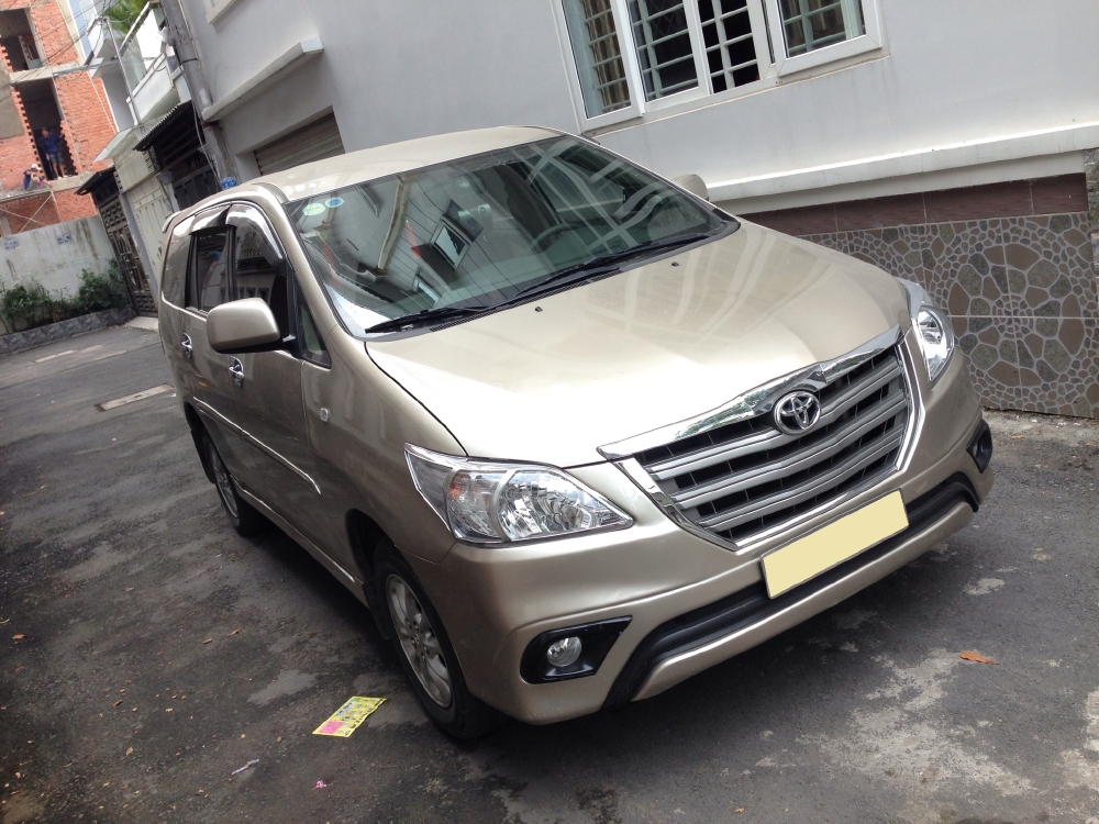 Bán Toyota Innova Vàng cát 2014 số sàn xe đi như mới.
