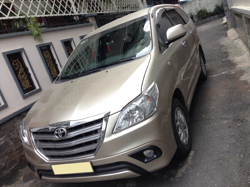 Bán Toyota Innova Vàng cát 2014 số sàn xe đi như mới.
