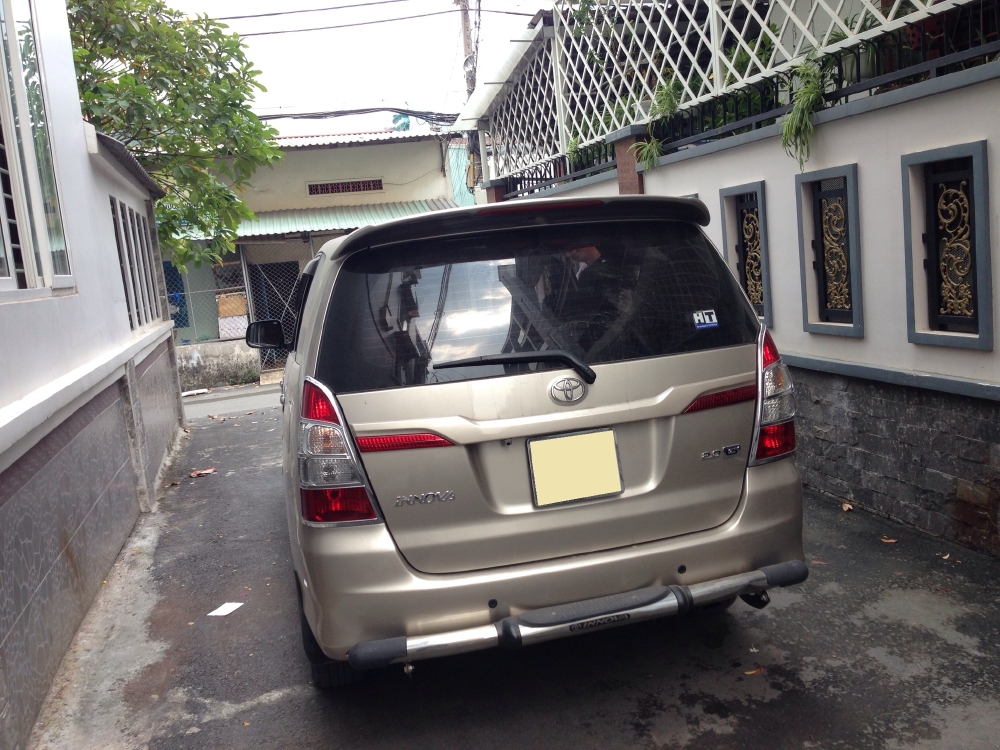 Bán Toyota Innova Vàng cát 2014 số sàn xe đi như mới.