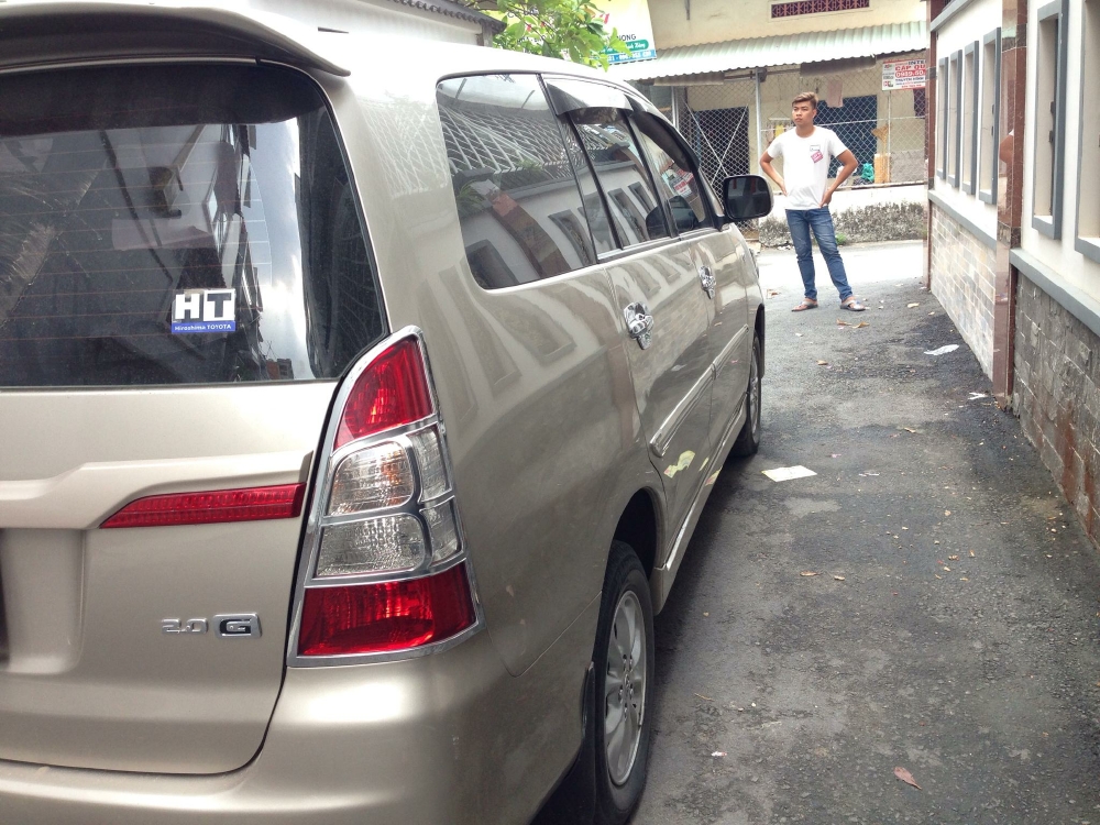 Bán Toyota Innova Vàng cát 2014 số sàn xe đi như mới.