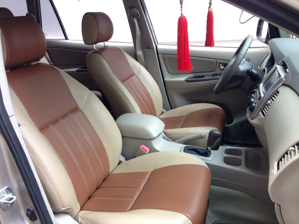 Bán Toyota Innova Vàng cát 2014 số sàn xe đi như mới.