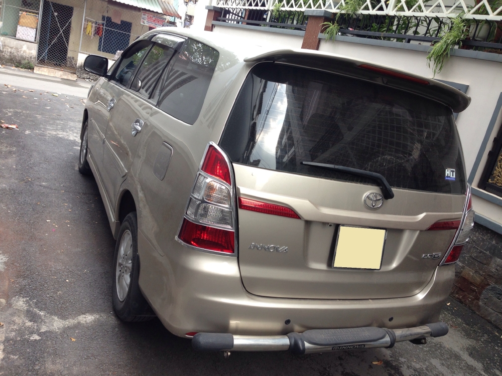 Bán Toyota Innova Vàng cát 2014 số sàn xe đi như mới.