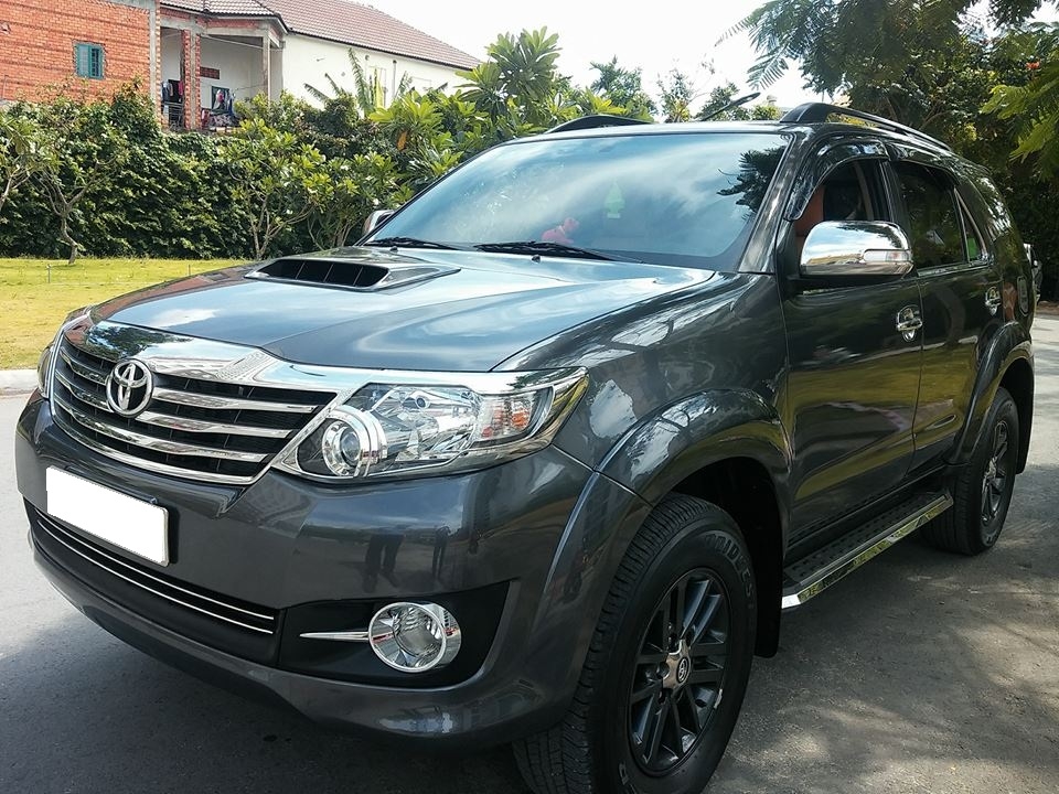 Bán Toyota Fortuner 2016 số sàn máy dầu Xám chì xe rất đẹp