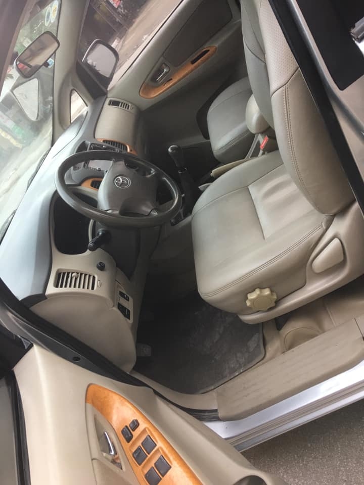 Bán Toyota Innova 2009 số sàn màu Bac xe đẹp như mới.