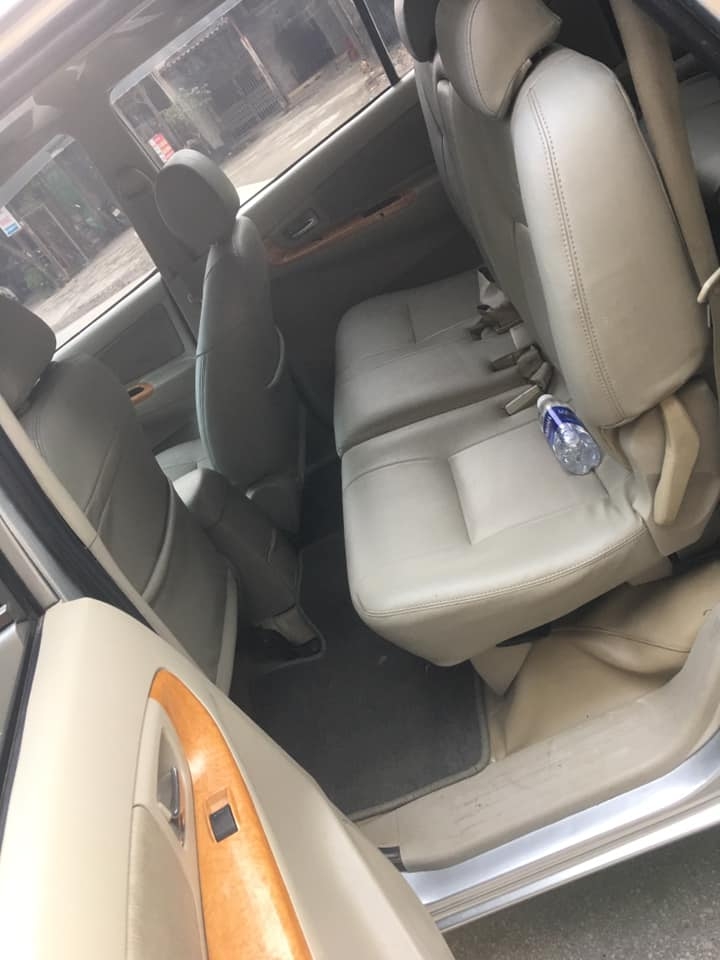 Bán Toyota Innova 2009 số sàn màu Bac xe đẹp như mới.