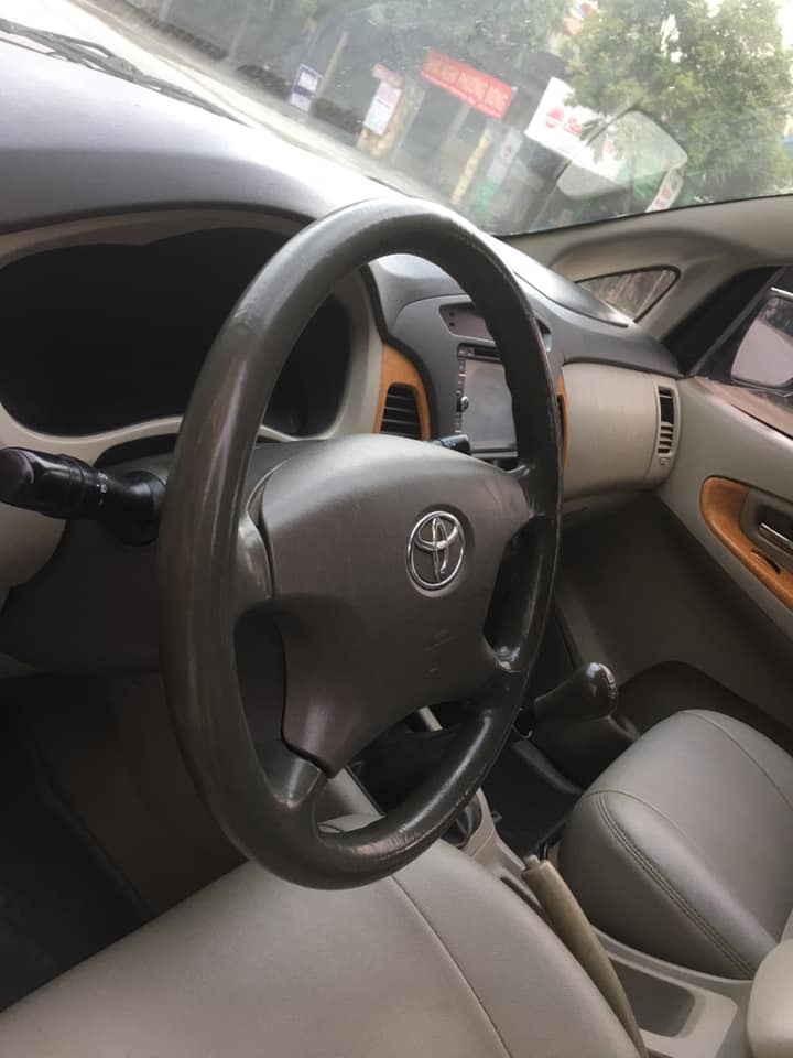 Bán Toyota Innova 2009 số sàn màu Bac xe đẹp như mới.
