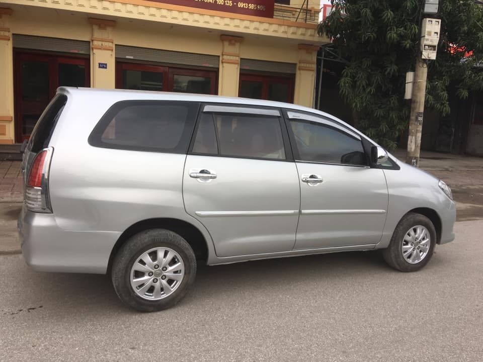 Bán Toyota Innova 2009 số sàn màu Bac xe đẹp như mới.
