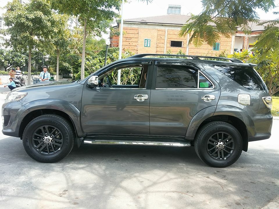 Bán Toyota Fortuner 2016 số sàn máy dầu Xám chì xe rất đẹp