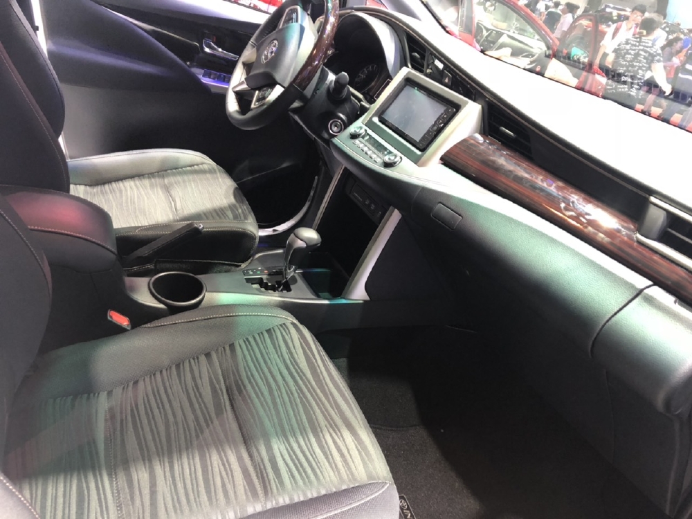 INNOVA 2.0 VENTUNER MÀU TRẮNG NGỌC TRAI GIAO NGAY