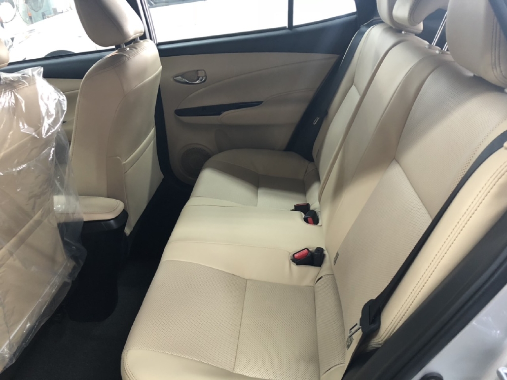BÁN TOYOTA YARIS 1.5G MÀU BẠC KHUYẾN MÃI LỚN