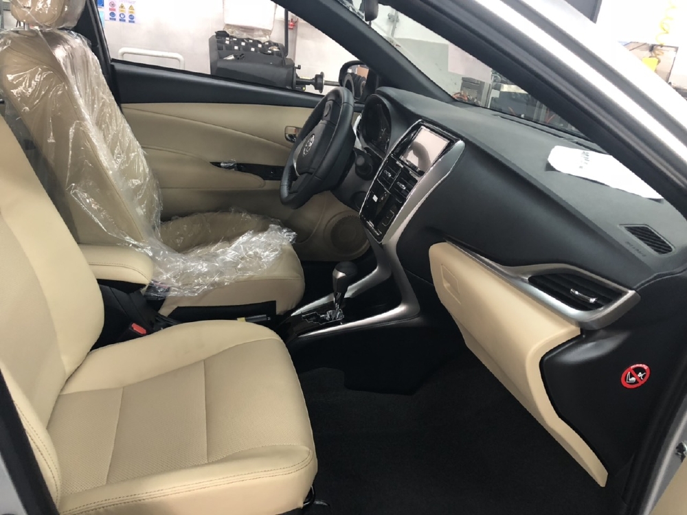BÁN TOYOTA YARIS 1.5G MÀU BẠC KHUYẾN MÃI LỚN