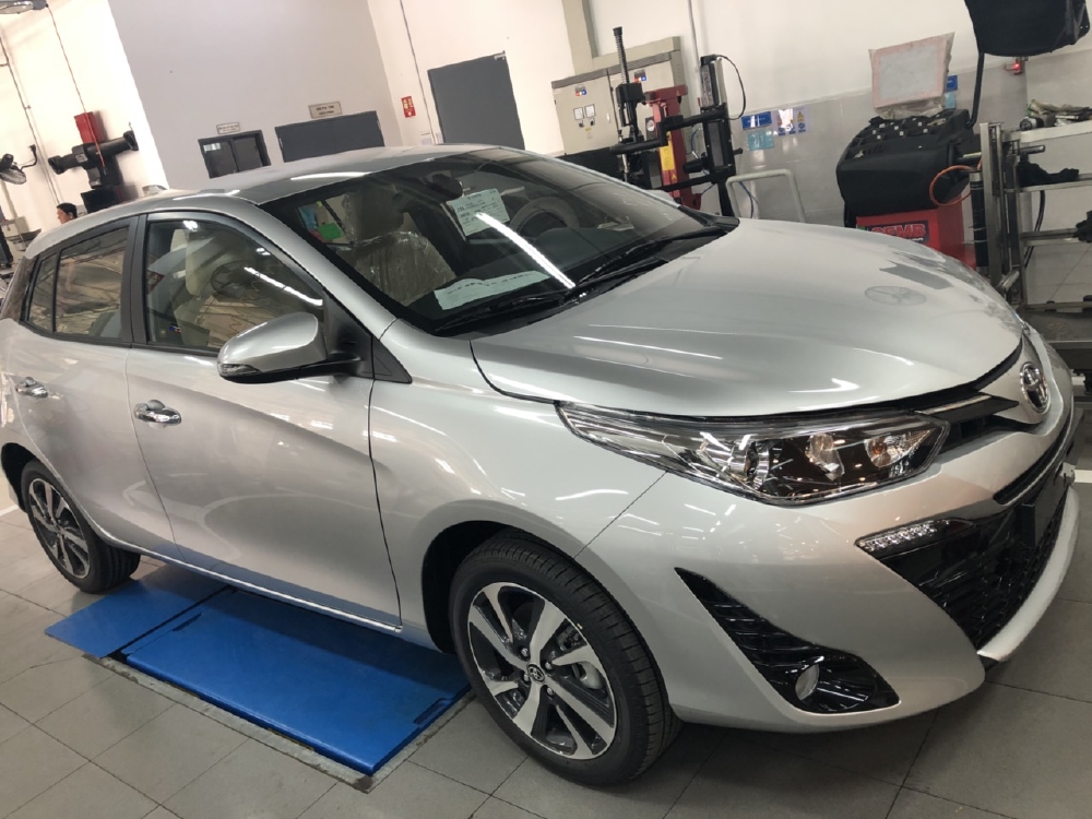 BÁN TOYOTA YARIS 1.5G MÀU BẠC KHUYẾN MÃI LỚN