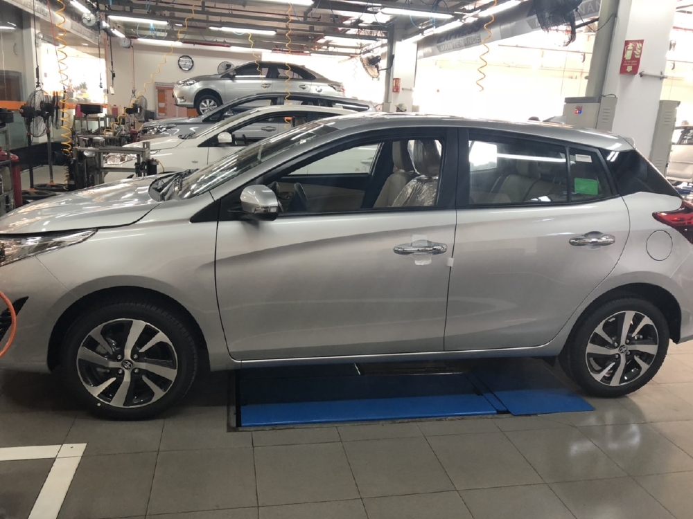 BÁN TOYOTA YARIS 1.5G MÀU BẠC KHUYẾN MÃI LỚN