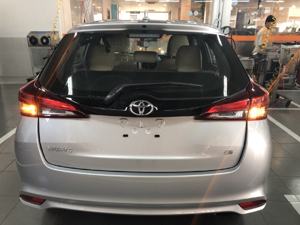 BÁN TOYOTA YARIS 1.5G MÀU BẠC KHUYẾN MÃI LỚN