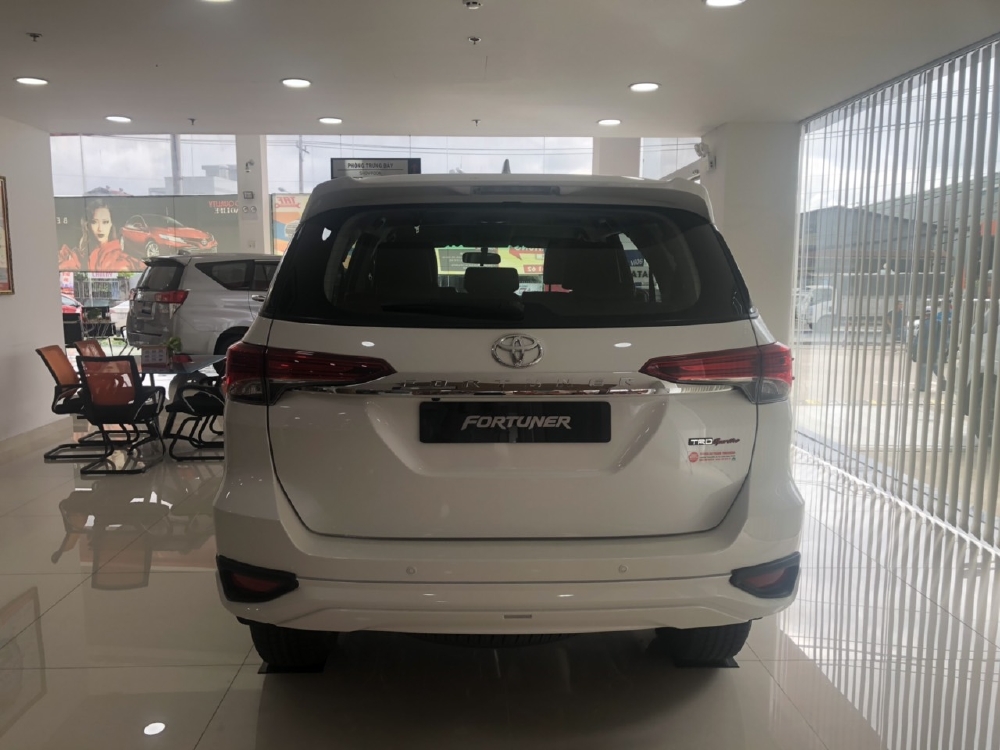 TOYOTA FORTUNER 2.7 TRD MÁY XĂNG MÀU TRẮNG GIAO NGAY