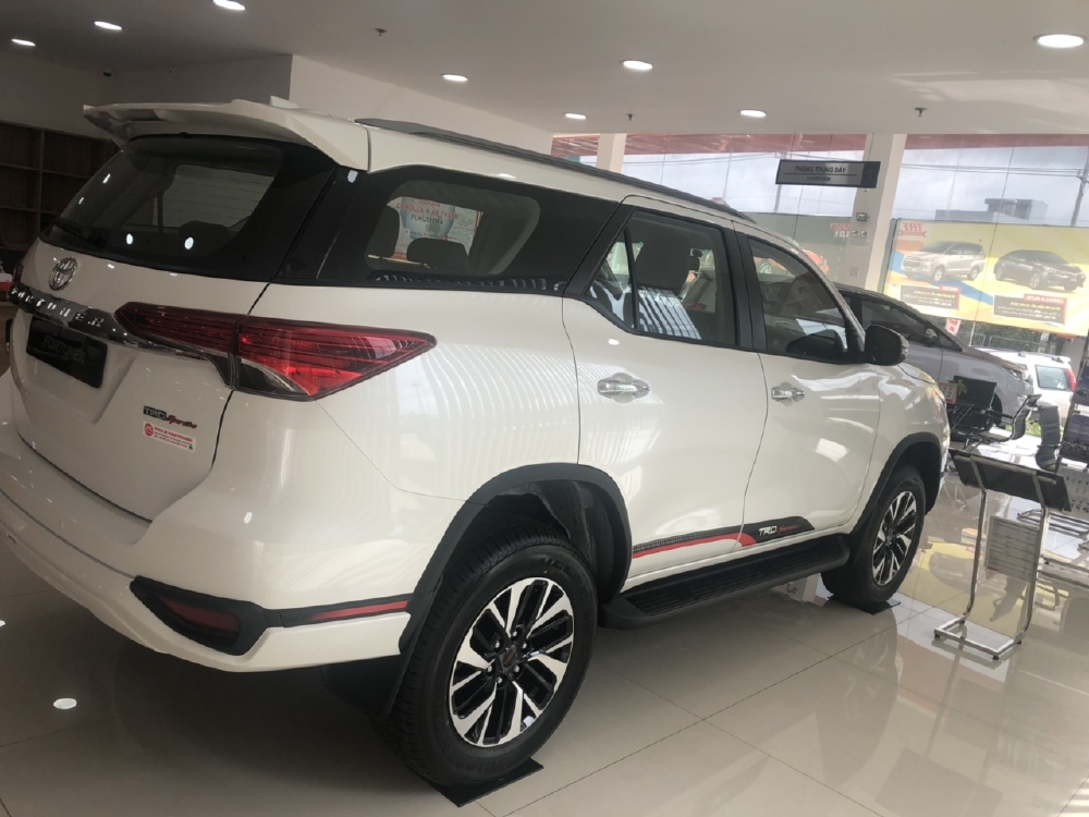 TOYOTA FORTUNER 2.7 TRD MÁY XĂNG MÀU TRẮNG GIAO NGAY