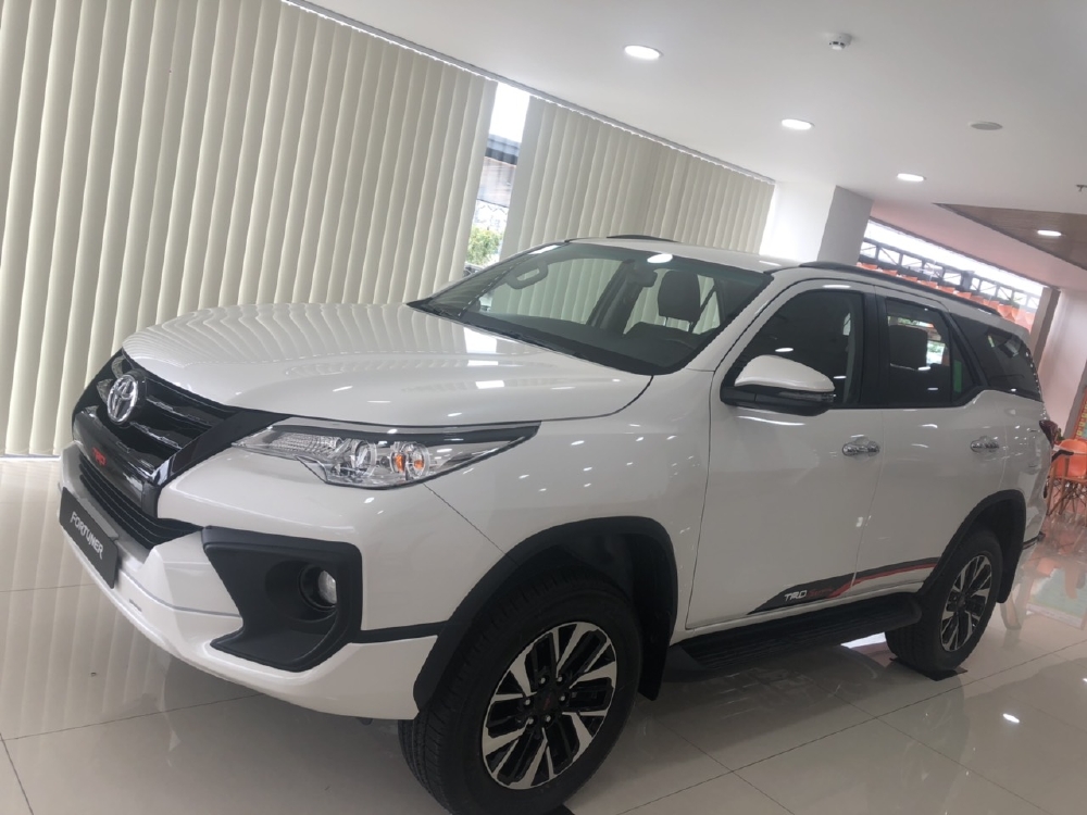 TOYOTA FORTUNER 2.7 TRD MÁY XĂNG MÀU TRẮNG GIAO NGAY