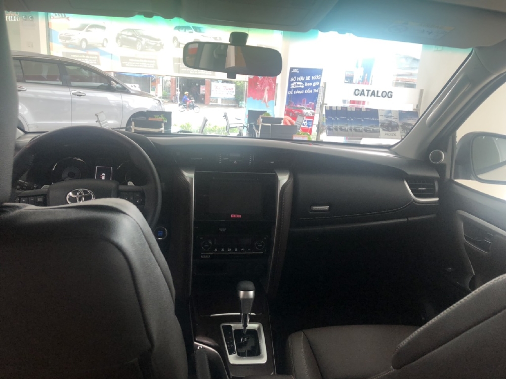 TOYOTA FORTUNER 2.7 TRD MÁY XĂNG MÀU TRẮNG GIAO NGAY