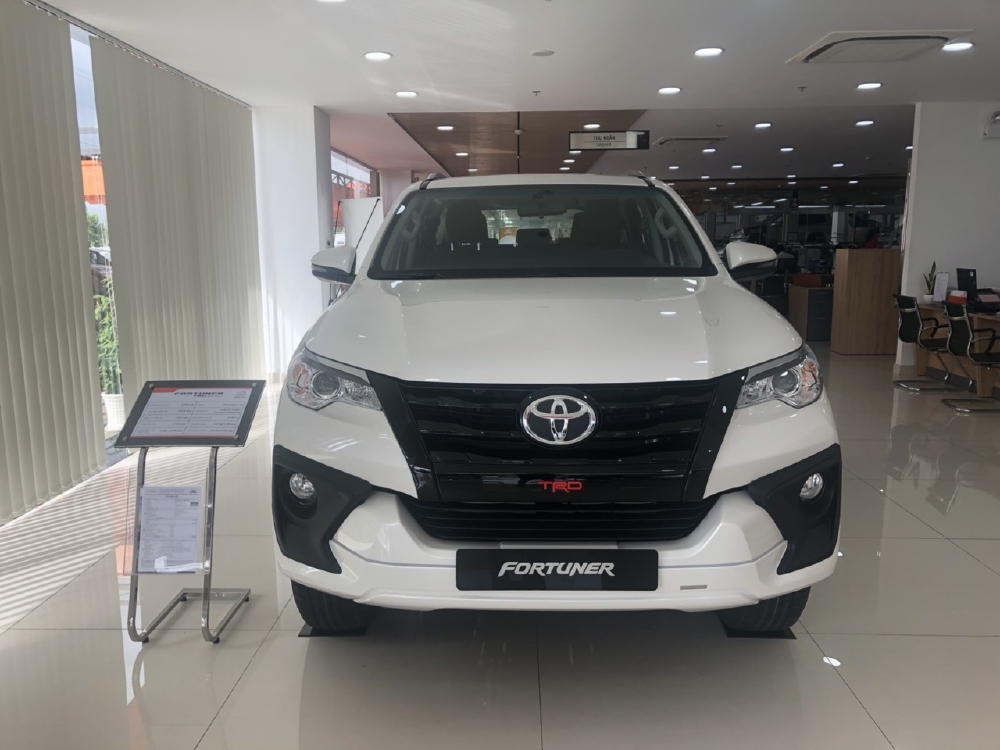 TOYOTA FORTUNER 2.7 TRD MÁY XĂNG MÀU TRẮNG GIAO NGAY