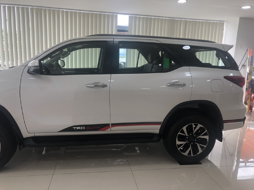 TOYOTA FORTUNER 2.7 TRD MÁY XĂNG MÀU TRẮNG GIAO NGAY
