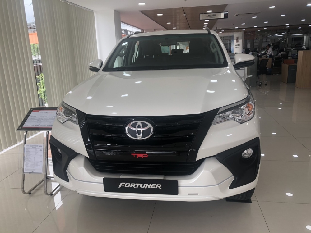 TOYOTA FORTUNER 2.7 TRD MÁY XĂNG MÀU TRẮNG GIAO NGAY