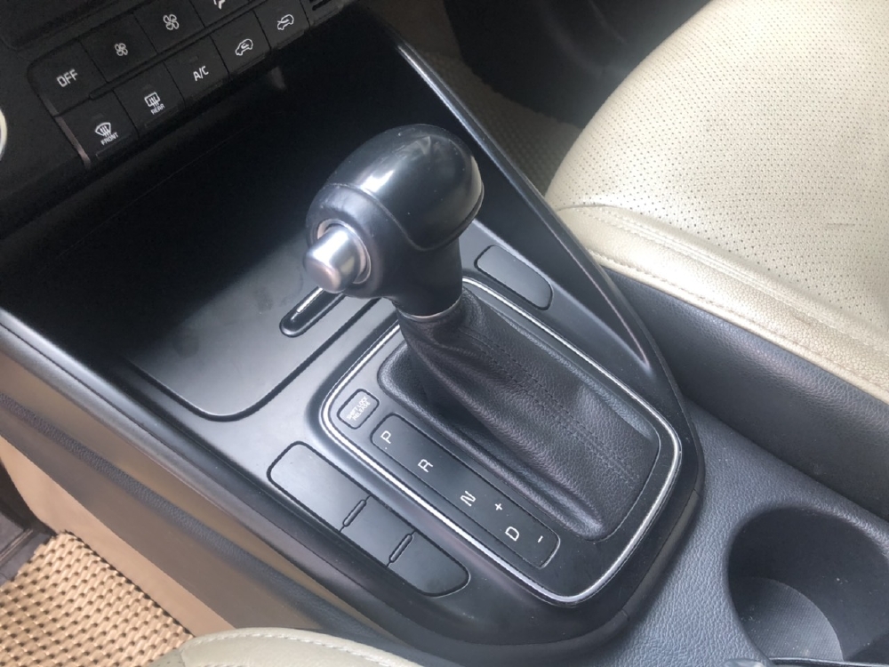 KIA RONDO 2.0AT GAT 2016 MÀU NÂU VÀNG xe cực đẹp