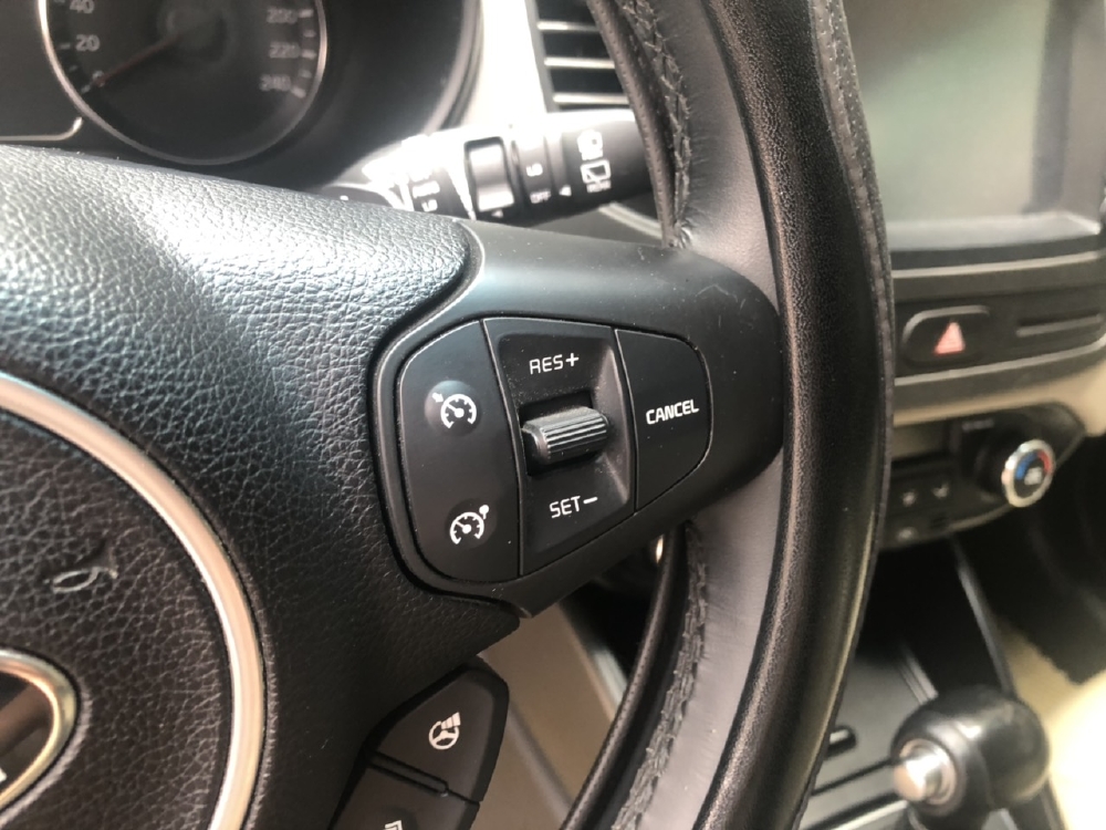 KIA RONDO 2.0AT GAT 2016 MÀU NÂU VÀNG xe cực đẹp