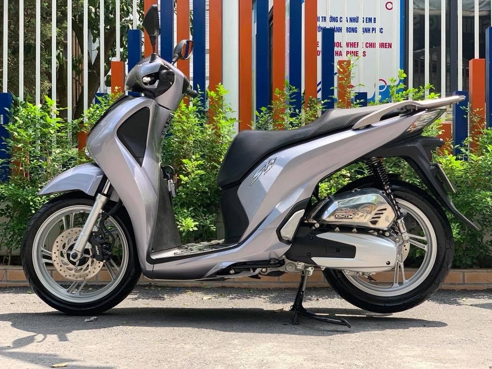 Cần Bán SH Việt 150 CBS cuối 2017 màu bạc Đen quá mới
