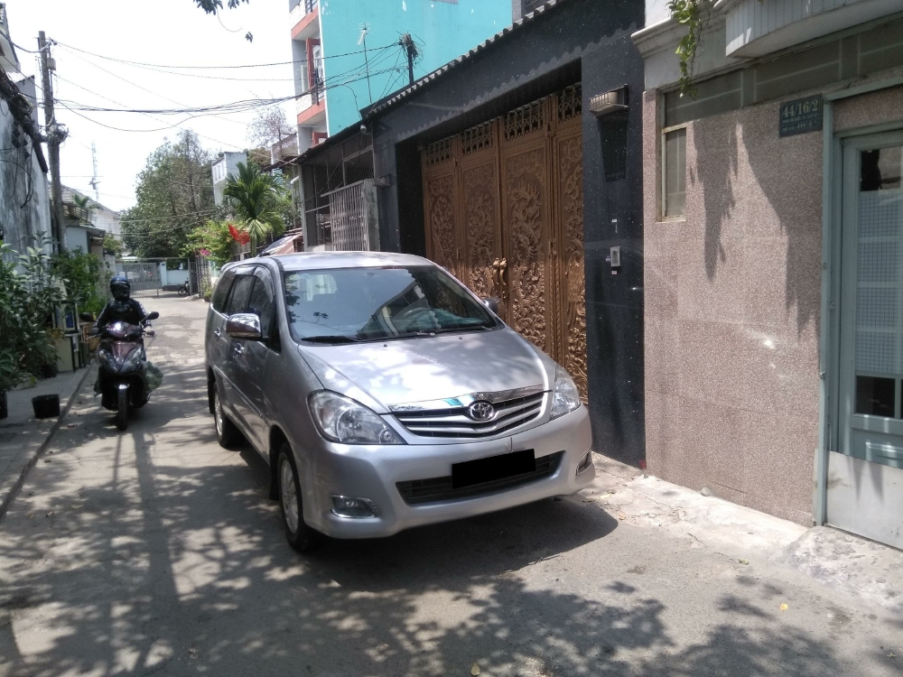 Bán Toyota Innova 2012 số sàn màu Bạc xe đi ít cực kỳ.