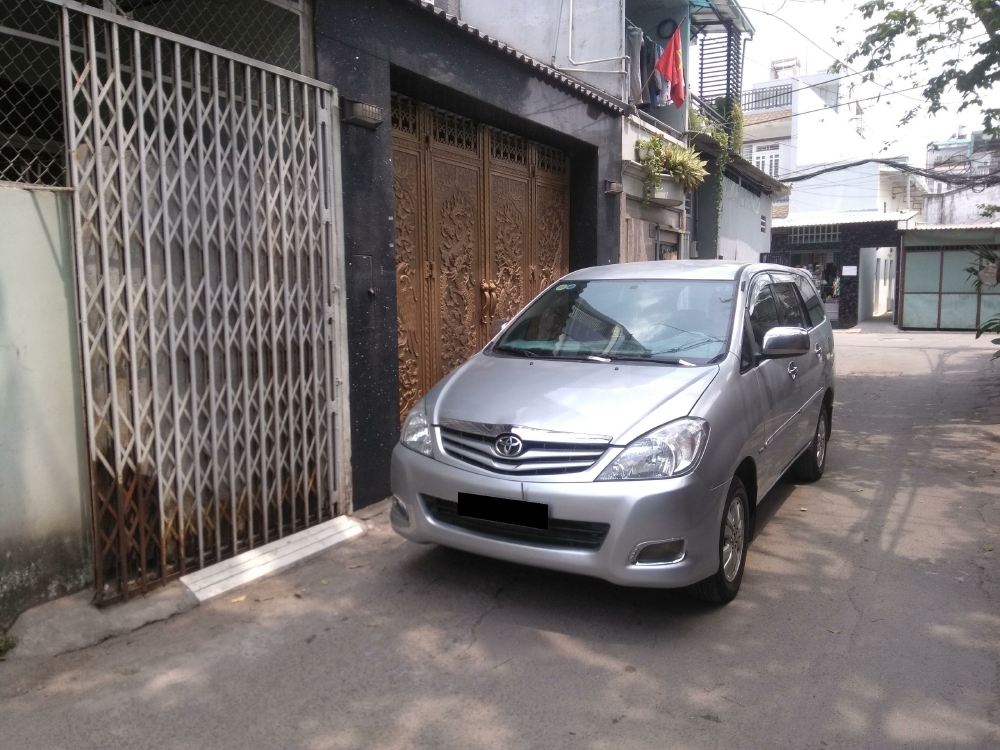 Bán Toyota Innova 2012 số sàn màu Bạc xe đi ít cực kỳ.
