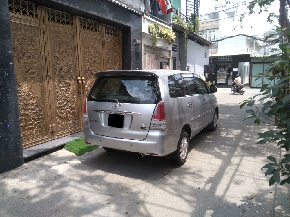 Bán Toyota Innova 2012 số sàn màu Bạc xe đi ít cực kỳ.